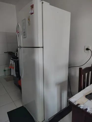 Vende -se uma geladeira