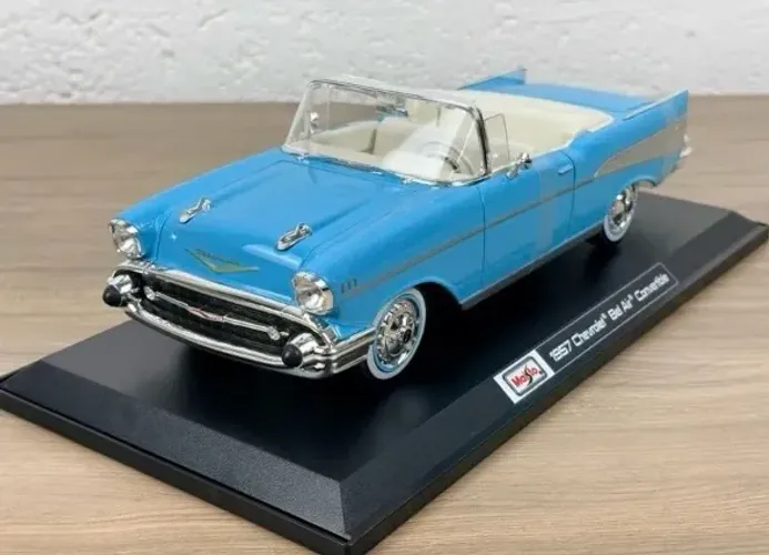 Miniatura Chevrolet Bell Air conversível azul 1957 escala 1:18 Maistro
