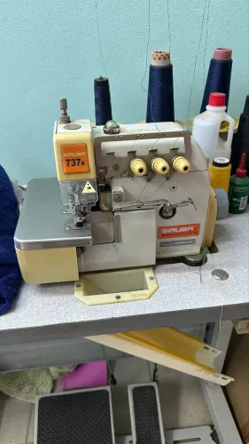 Máquina de costura overloque