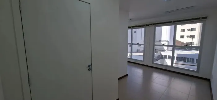 Locação | Sala comercial de 31 m² com 1 vaga - Centro, em Florianópolis.