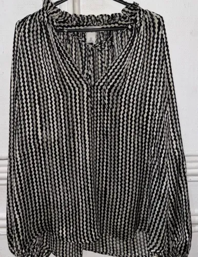 Blusa feminina H&M, pouco usada, aparência de nova. TAM M, tecido fino e macio.