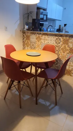Mesa de jantar redonda 90cm com 4 cadeiras Eames Eiffel