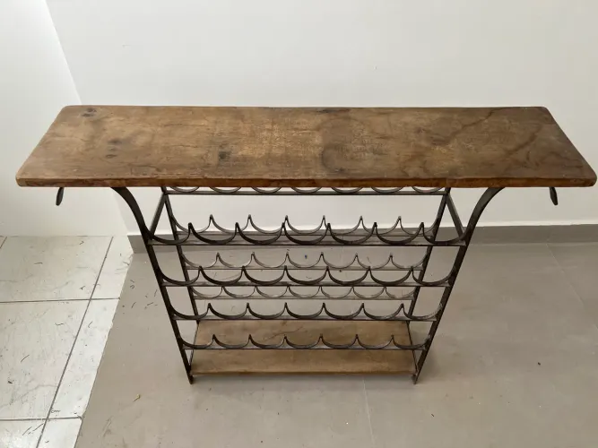Mesa aparador com suporte de vinhos retrô