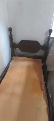 Cama solteiro torneada.