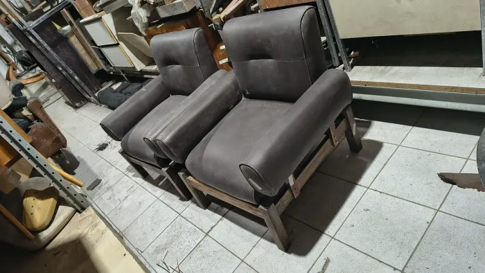 Poltronas antigas, precisando de restauro