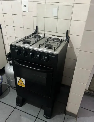 Vendo fogão 4 bocas semi novo