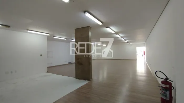Sala Comercial de Alto Padrão no Cambuí: 1 Sala, 2 Banheiros, 5 Vagas de Garagem - Campina