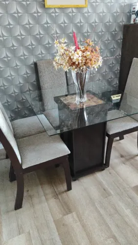 Vendo conjunto de sala de jantar composto por mesa com tampo de vidro e 4 cadeiras