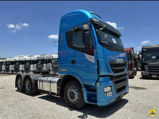 IVECO HI-WAY 440 6X2<br>2021/2022<br>TETO ALTO<br>AUTOMÁTICO