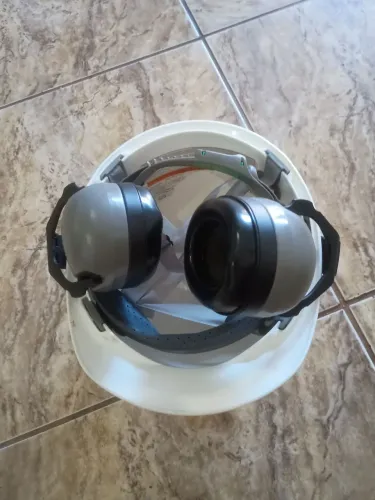 Capacete com abafador
