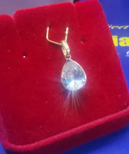 Pingente Gota Pedra Zircônia 10 mm Ouro 18 Kilates Peso 1.02 Gramas                       