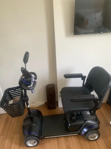 Cadeira de rodas elétrica semi nova 