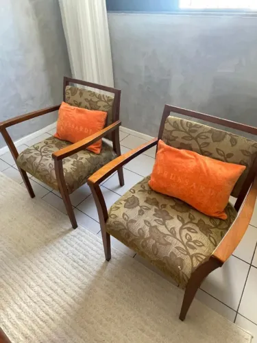 Par de poltronas modernas em excelente estado
