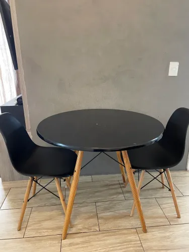 Conjunto mesa + 2 mesas eames tokstok
