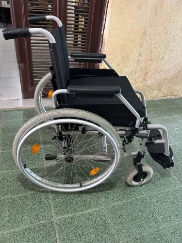 Cadeira de rodas seminova procirurgica