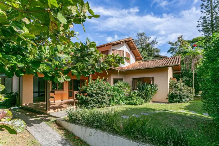 Casa à venda com 5 suítes, 320 m² construído e 800 m² de terreno por R$ 5.430.000,00, no R