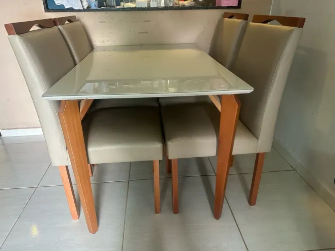 Mesa de 4 cadeiras de madeira