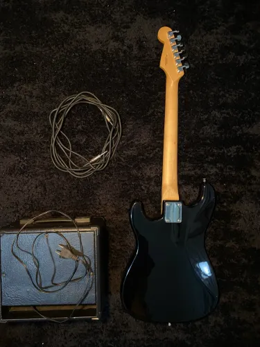 Guitarra Squier Stratocaster + Amplificador Borne Strike G30 + BRINDES