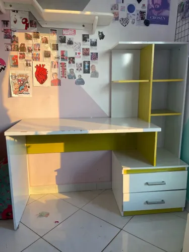 Escrivaninha/estante