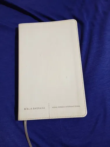 Biblia Sagrada NVI Slim, Capa luxo branca, imitação em couro (Usada)