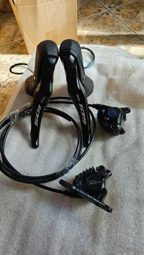 STI 105 12v com freios hidráulicos novos