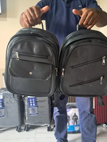 Mochila femenina em couro na cor preta