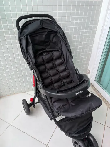 Vendo carrinho de bebê cosco kids usado poucas vezes, ajustável e em ótimas condições