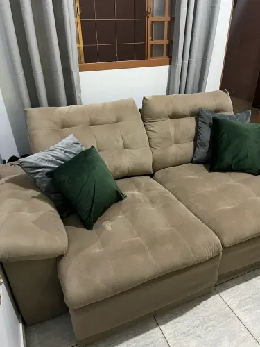 Sofá grande, 3 lugares, em tom bege/camelo, tecido tipo suede.