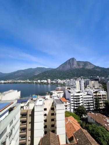 Imóvel para aluguel possui 90 metros quadrados com 2 quartos em Lagoa - Rio de Janeiro - R