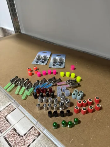 Oportunidade Kit bico pneu variados apx 70 peças 