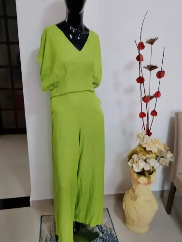 Lindo conjunto de alfaiataria na cor verde