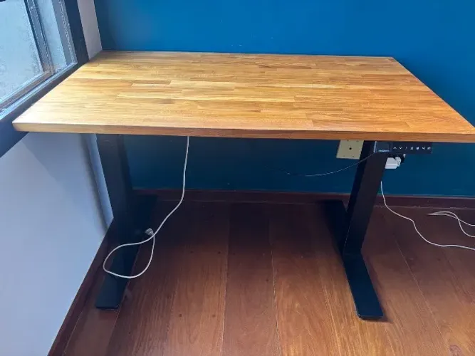 Standing Desk Premium: Base Motorizada GenieDesk + Tampo Madeira Maciça Anma (Teca)