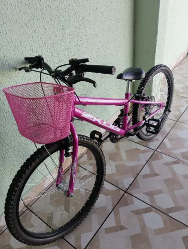 Vende -se Bicicleta aro 24 Feminina Com 4 meses de uso, 18 marchas bem conservada.