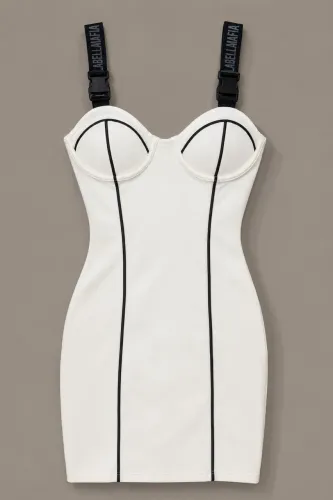 Vestido Labellamafia Branco com Detalhes Pretos e Alças de Fivela - Tam. M