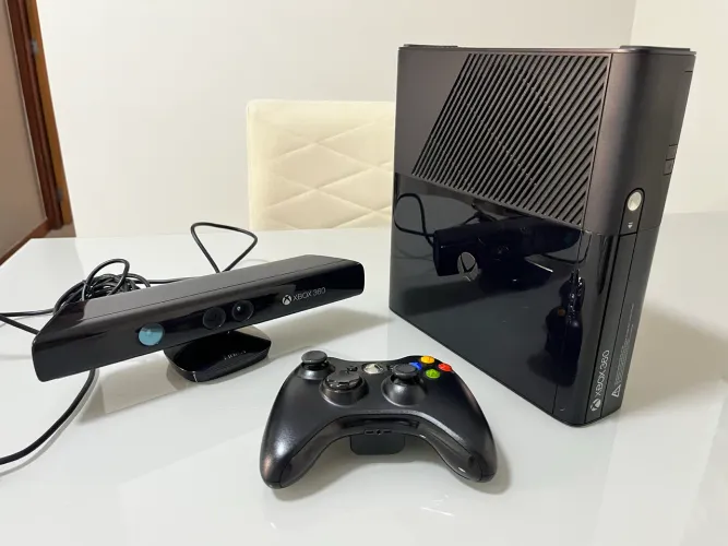 Xbox 360 E (Super Slim) 500 GB + Kinect + Controle Original