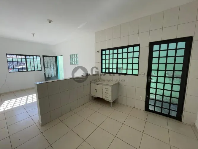 Casa para locação em Sorocaba-SP no Jardim Sao Carlos: 2 quartos, 2 salas, 1 banheiro, 1 v