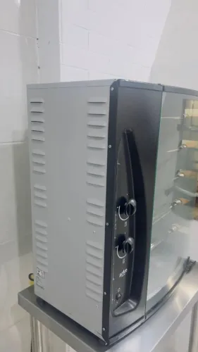 Churrasqueira a gás, pouco tempo de uso, com 5 espetos