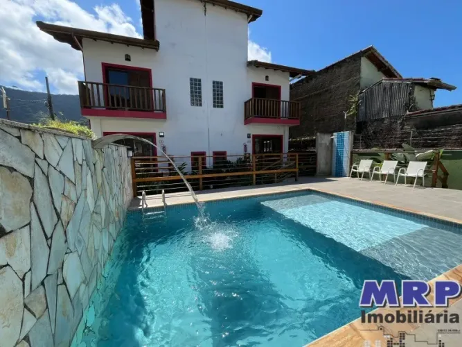 Sobrado à venda em Ubatuba, na Praia do Lázaro. 2 suítes. Com piscina.