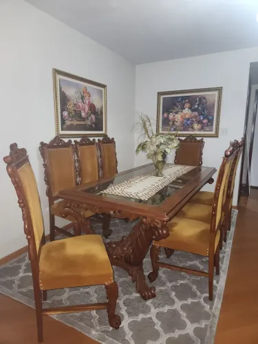 Mesa antiga em madeira nobre com 8 cadeiras