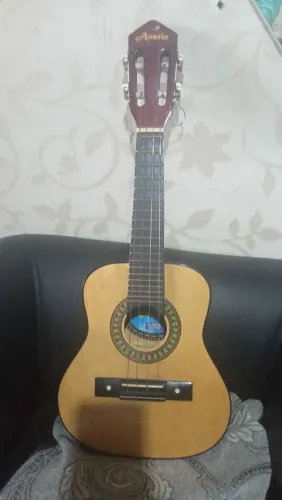 Cavaquinho pouquíssimo usado, ótimo preço. Capa vai de brinde