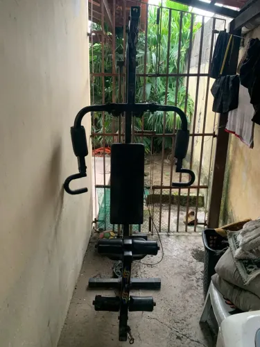 Estação de musculação usada-para conserto ou aproveitamento de peças.