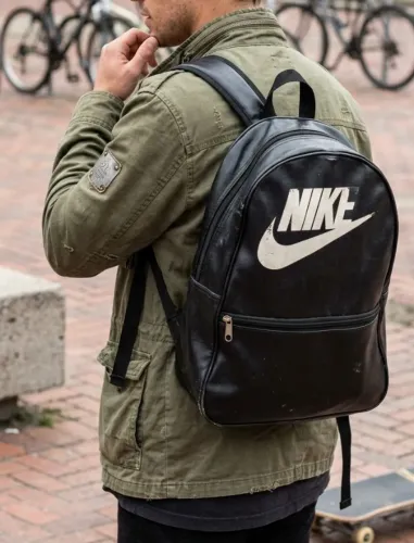 Mochila preta básica em promoção