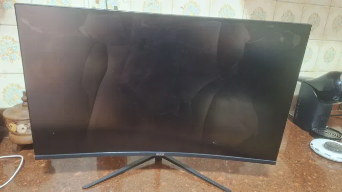 Vendo monitor caiu e rachou a tela não tenho o cabo não sei se está funcionando.