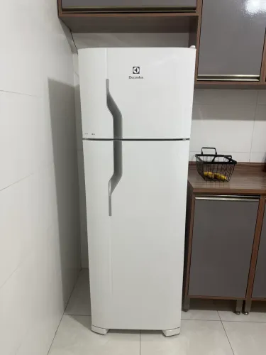 Geladeira Eletrolux 260L
