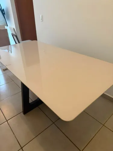 Mesa de jantar moderna em excelente estado!