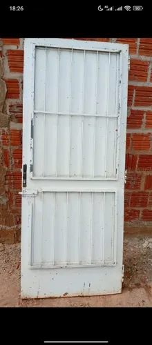 Porta de ferro feita por serralheiro 