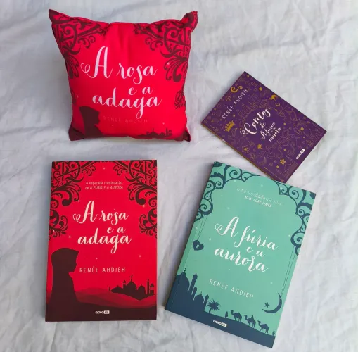 Kit A Fúria e a Aurora/ A Arosa e a Adaga/ Mini Contos e Almofada ( Renée Ahdieh)