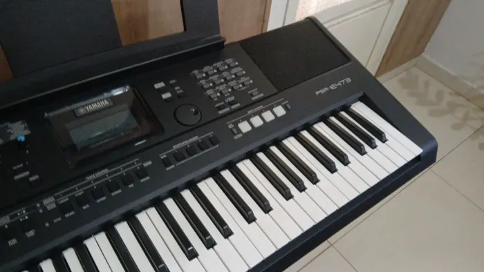 Teclado yamaha PSRE473pouco uso