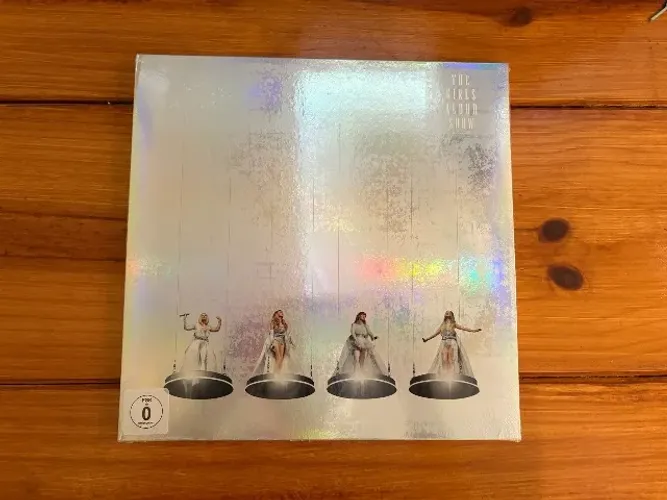 Boxset The Girls Aloud Show - 2 CD's, 1 DVD, 1 Blu-ray e 1 Photobook - Girls Aloud (2025)