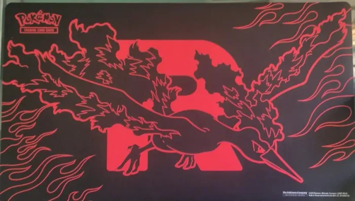 Pokémon TCG - Playmat + Deckbox Moltres da Equipe Rocket